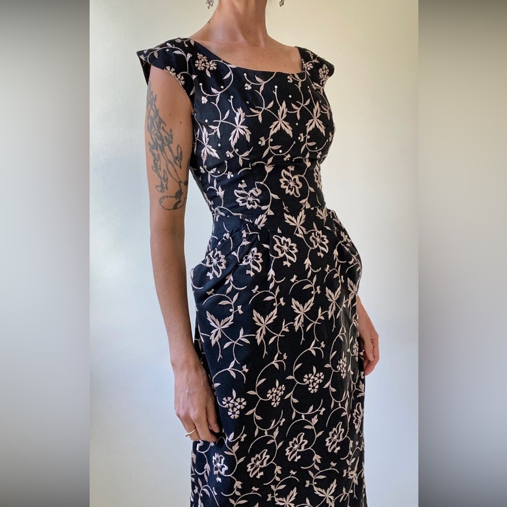 Excellent Condition Vintage 1950s Wiggle Dress with Embroidery & Rhinestones